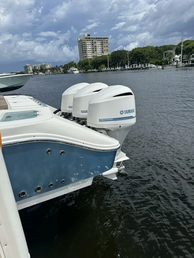 Slide: The Image of Edgewater 370CC 2020 - 7