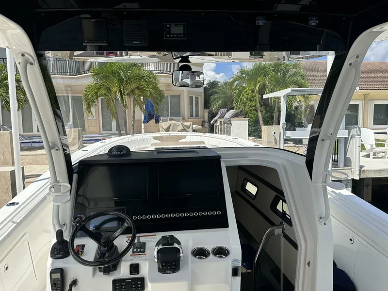 Slide: The Image of Edgewater 370CC 2020 - 8