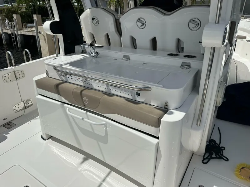 Slide: The Image of Edgewater 370CC 2020 - 9