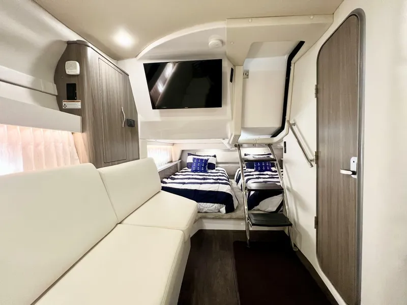 Slide: The Image of Regal 33 XO 2021 - 18