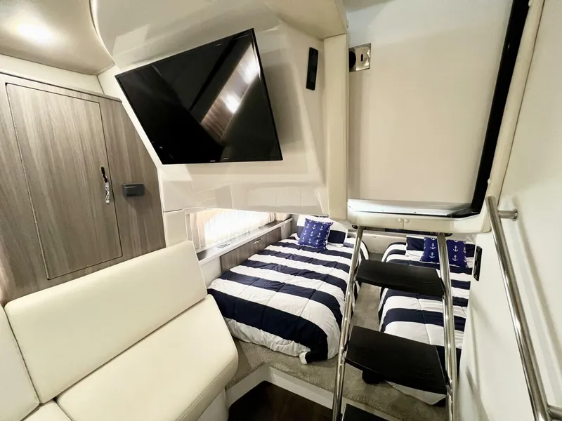 Slide: The Image of Regal 33 XO 2021 - 24
