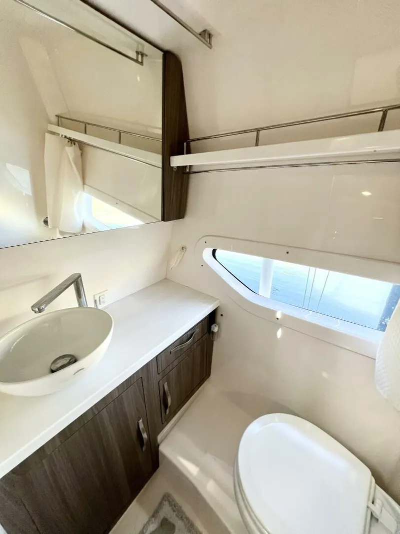 Slide: The Image of Regal 33 XO 2021 - 31
