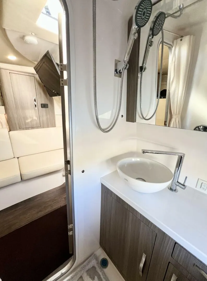 Slide: The Image of Regal 33 XO 2021 - 32