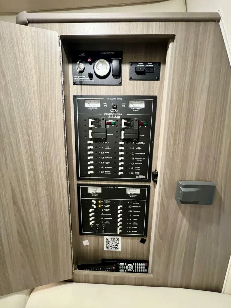 Slide: The Image of Regal 33 XO 2021 - 34