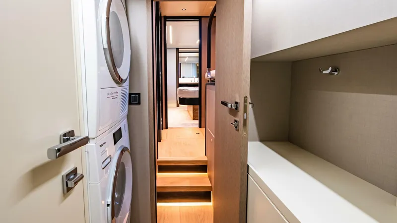 Slide: The Image of Absolute 64 Navetta 2022 - 102