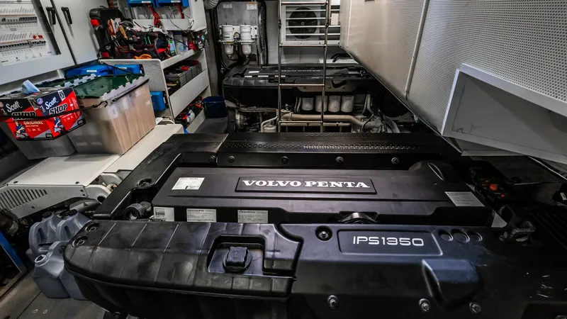 Slide: The Image of Absolute 64 Navetta 2022 - 108