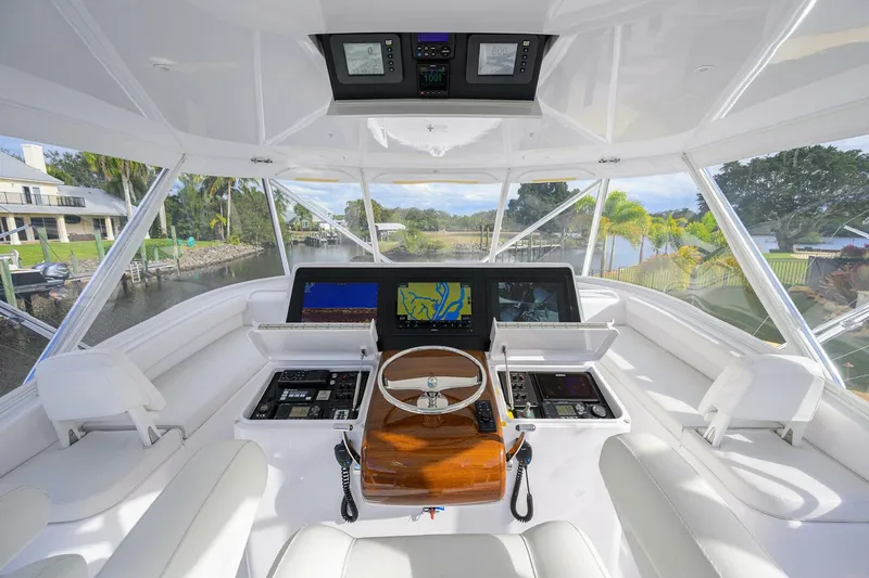 Slide: The Image of Hatteras GT63 2013 - 22