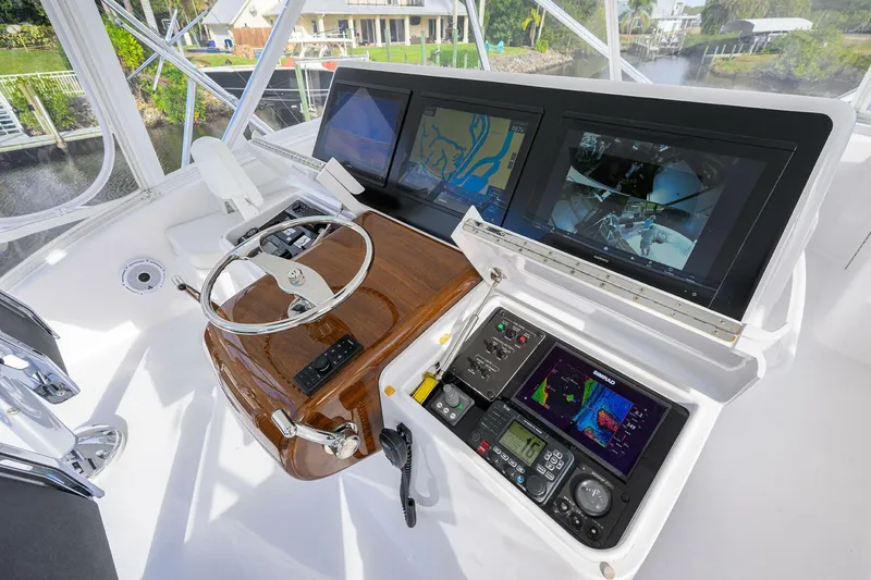 Slide: The Image of Hatteras GT63 2013 - 24