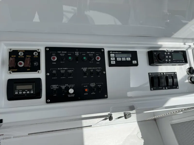 Slide: The Image of Hatteras 60 Convertible 2004 - 23