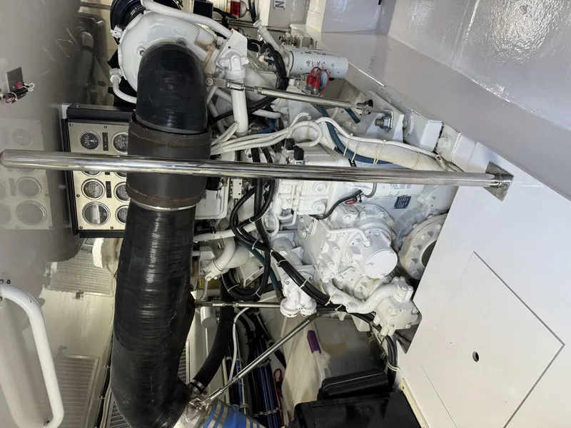 Slide: The Image of Hatteras 60 Convertible 2004 - 32