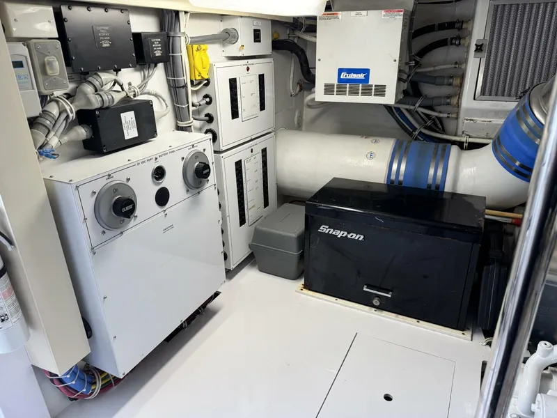 Slide: The Image of Hatteras 60 Convertible 2004 - 34