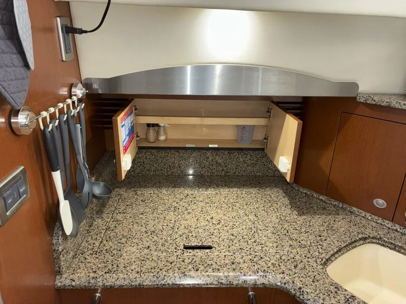 Slide: The Image of Sea Ray 44 Sedan Bridge 2007 - 15