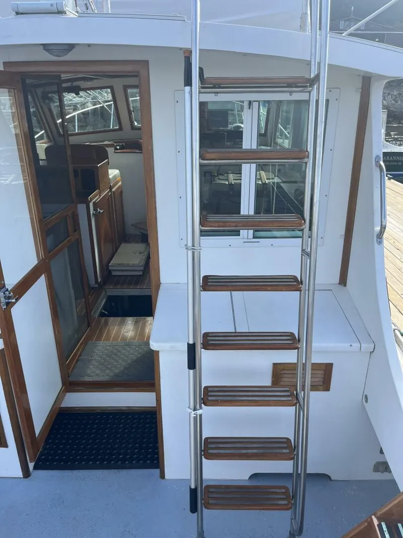 Slide: The Image of Wilbur Flybridge Cruiser 1986 - 14