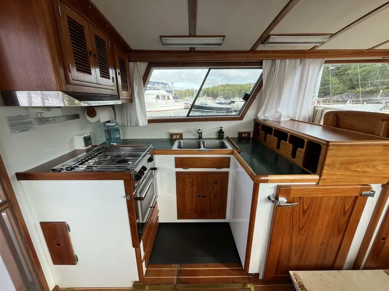 Slide: The Image of Wilbur Flybridge Cruiser 1986 - 15