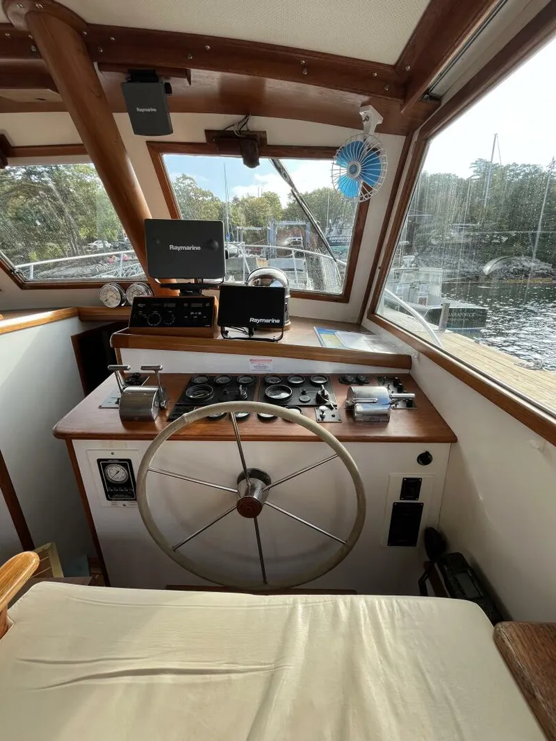 Slide: The Image of Wilbur Flybridge Cruiser 1986 - 20