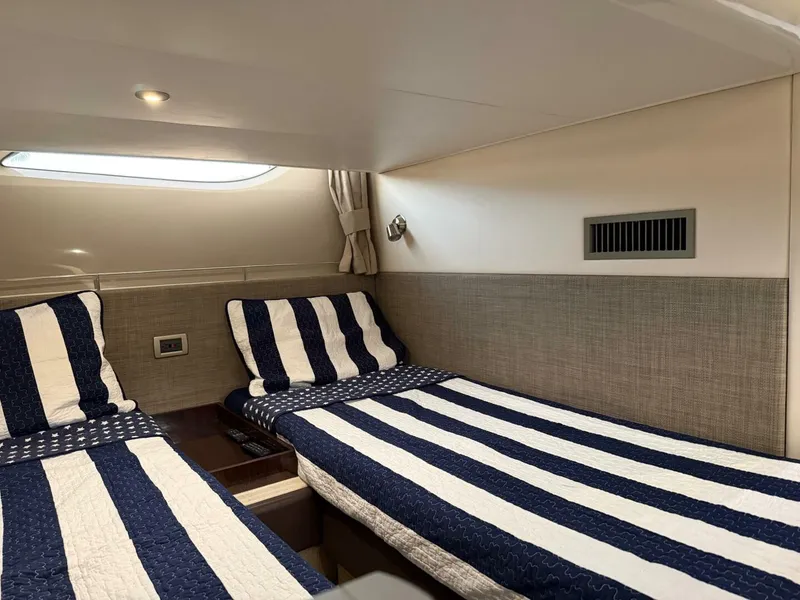 Slide: The Image of Sea Ray 40 Sundancer 2016 - 8