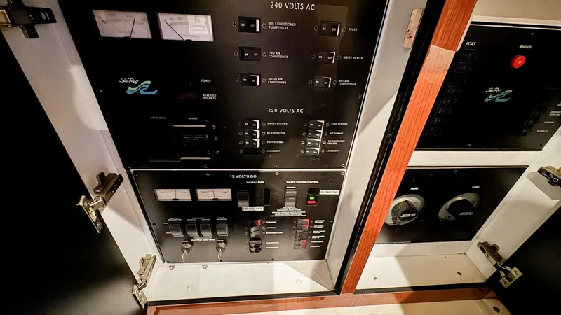 Slide: The Image of Sea Ray 420 Aft Cabin 2000 - 32