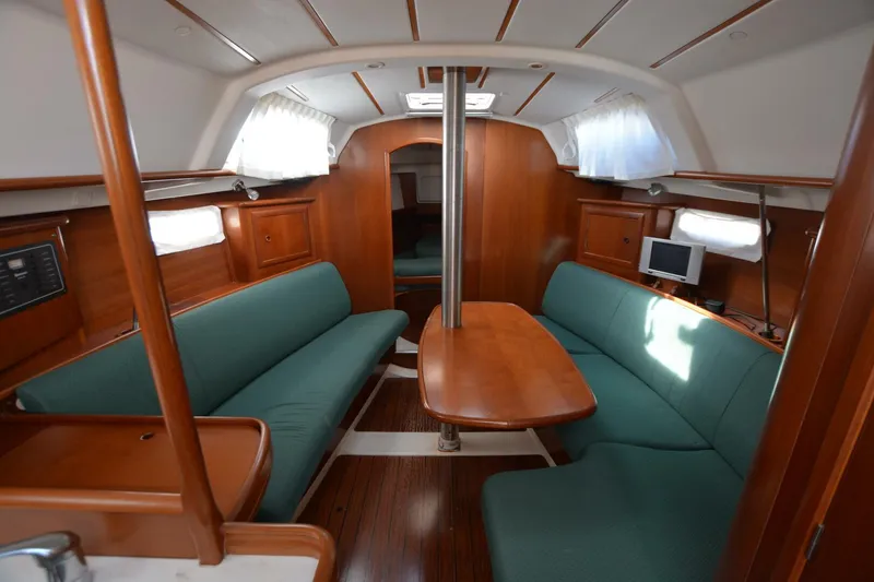 Slide: The Image of Beneteau Oceanis 331 2002 - 3