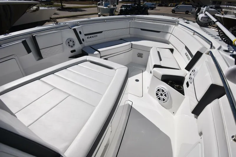 Slide: The Image of Blackfin 332 2021 - 16