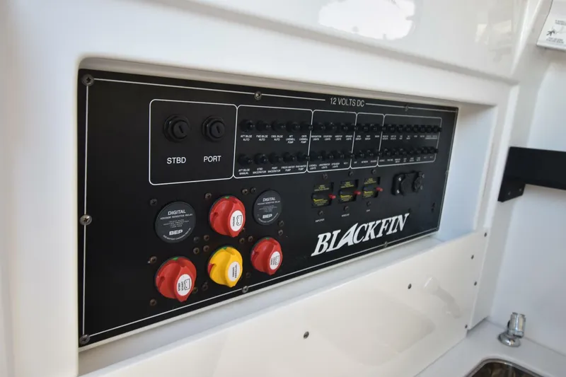 Slide: The Image of Blackfin 332 2021 - 25