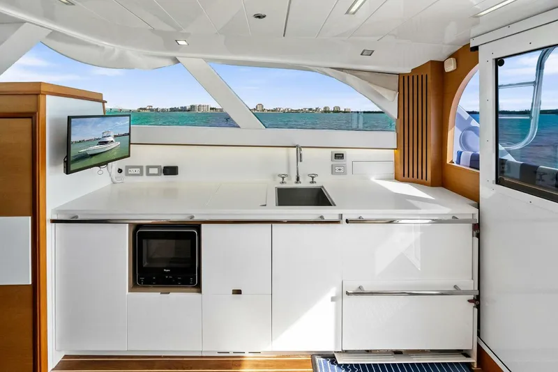 Slide: The Image of Bertram 35 Flybridge 2017 - 12