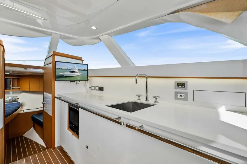 Slide: The Image of Bertram 35 Flybridge 2017 - 3