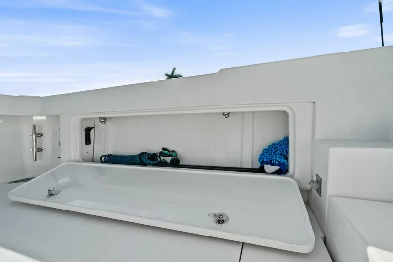 Slide: The Image of Bertram 35 Flybridge 2017 - 34