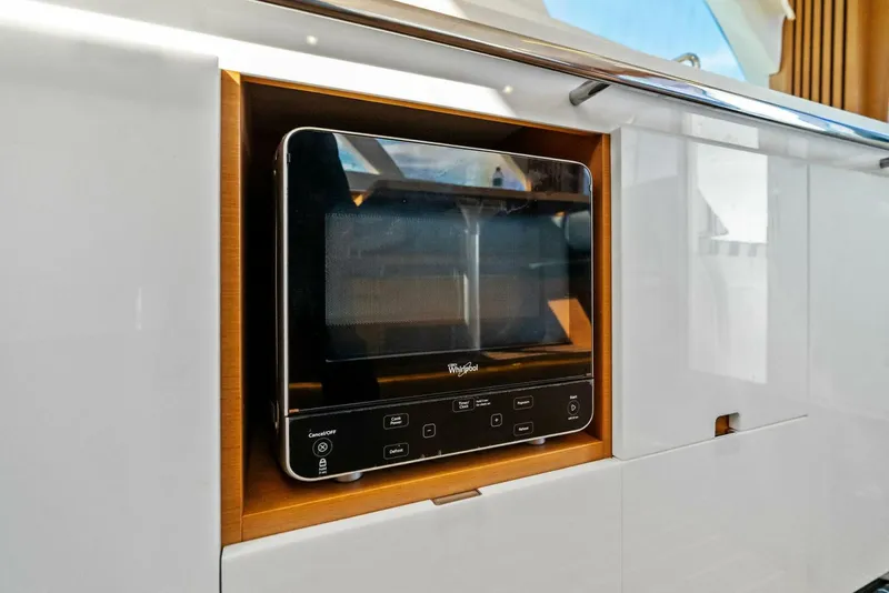 Slide: The Image of Bertram 35 Flybridge 2017 - 39