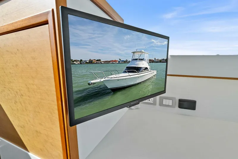 Slide: The Image of Bertram 35 Flybridge 2017 - 40