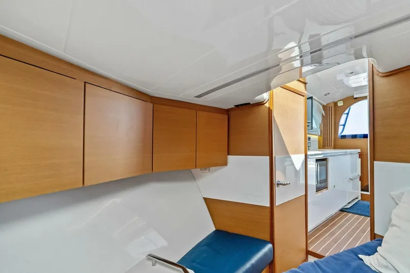 Slide: The Image of Bertram 35 Flybridge 2017 - 41