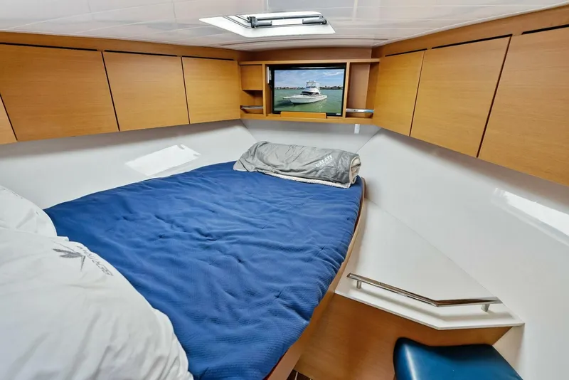 Slide: The Image of Bertram 35 Flybridge 2017 - 6