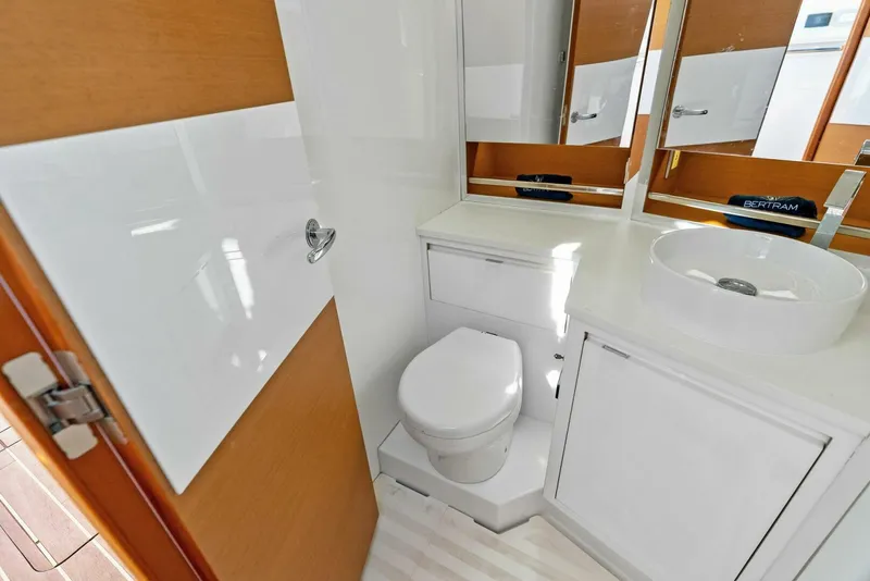 Slide: The Image of Bertram 35 Flybridge 2017 - 7