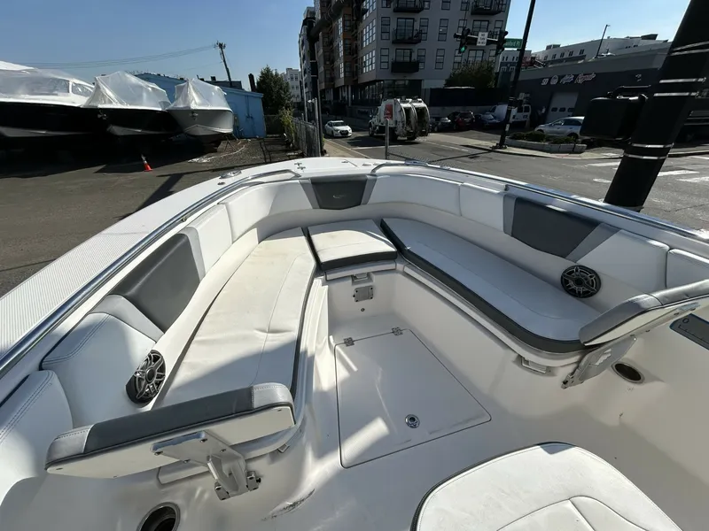 Slide: The Image of Robalo R272 2020 - 10