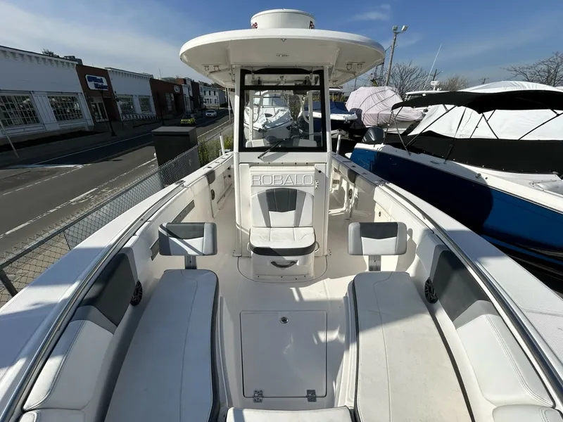 Slide: The Image of Robalo R272 2020 - 8