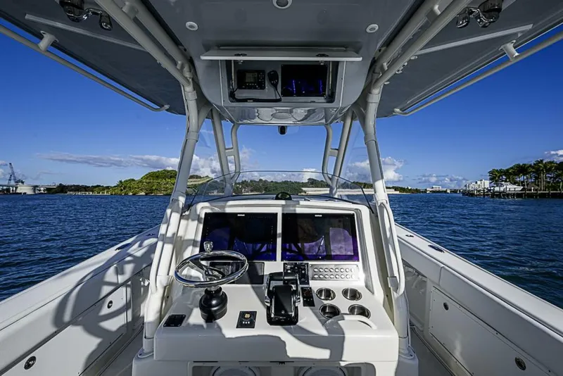 Slide: The Image of Yellowfin 39 Offshore 2011 - 10