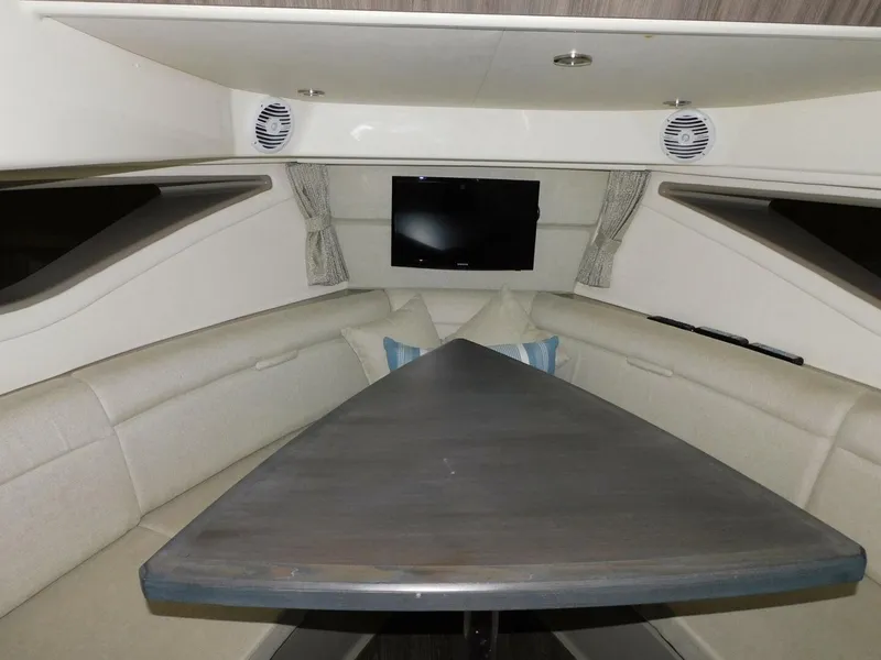 Slide: The Image of Sea Ray Sundancer 320 2018 - 10