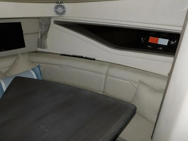 Slide: The Image of Sea Ray Sundancer 320 2018 - 12