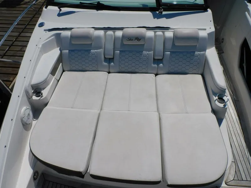 Slide: The Image of Sea Ray Sundancer 320 2018 - 18
