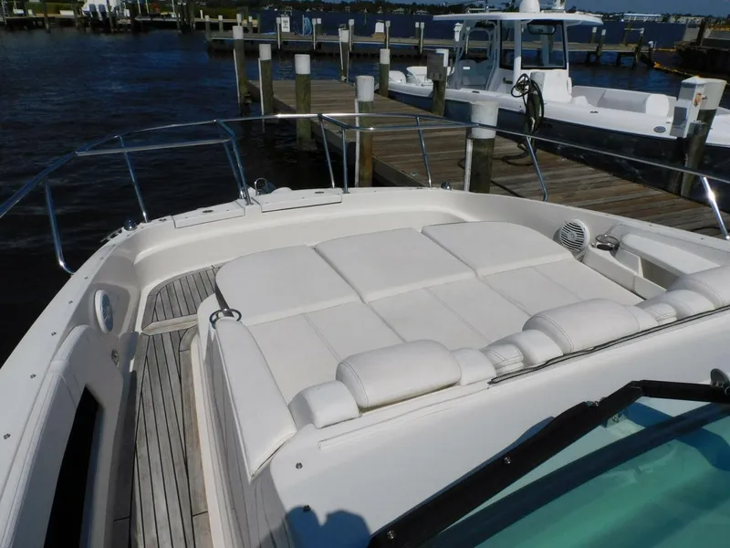 Slide: The Image of Sea Ray Sundancer 320 2018 - 19