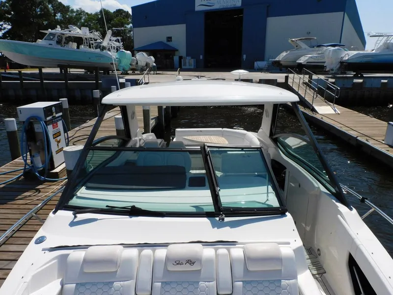 Slide: The Image of Sea Ray Sundancer 320 2018 - 20
