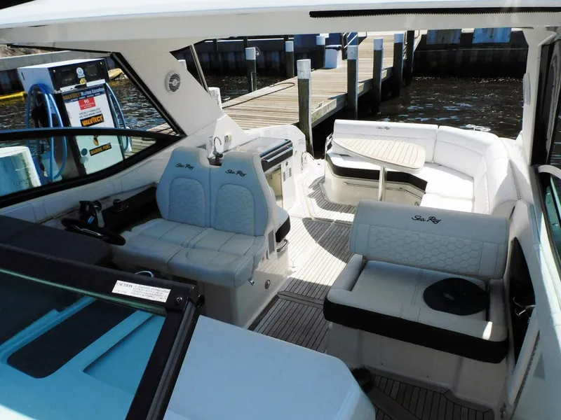Slide: The Image of Sea Ray Sundancer 320 2018 - 21