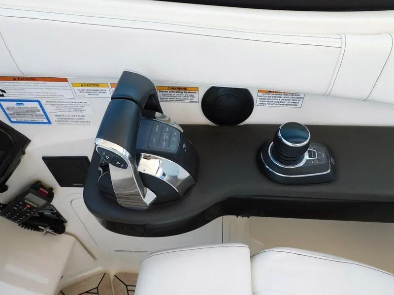 Slide: The Image of Sea Ray Sundancer 320 2018 - 23