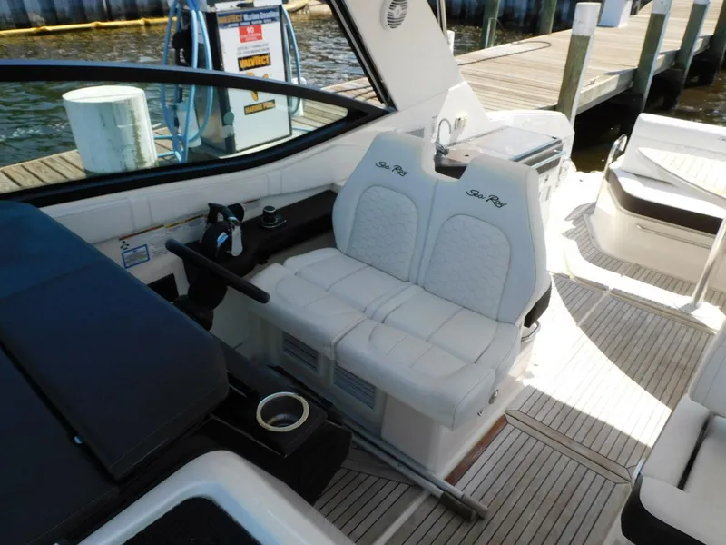 Slide: The Image of Sea Ray Sundancer 320 2018 - 24