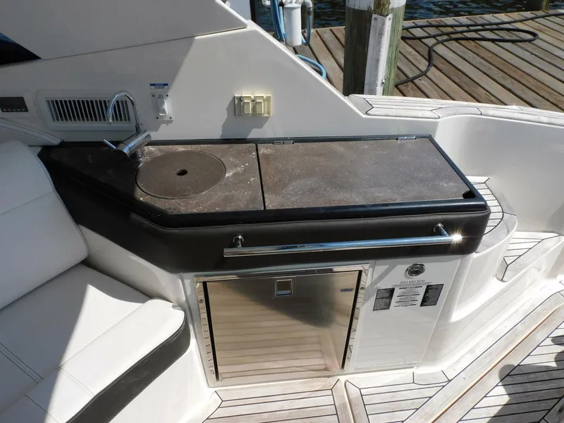 Slide: The Image of Sea Ray Sundancer 320 2018 - 25