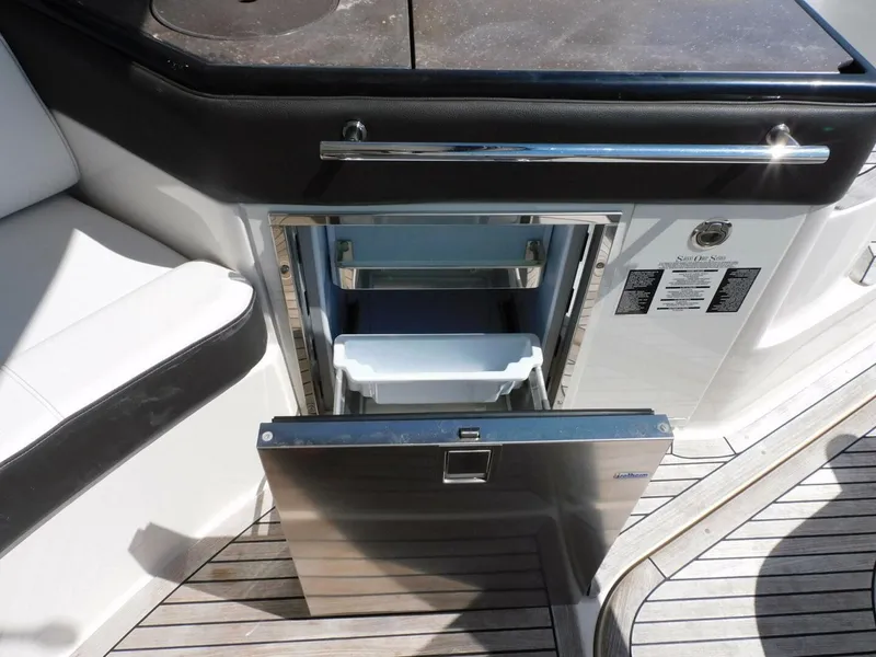 Slide: The Image of Sea Ray Sundancer 320 2018 - 26
