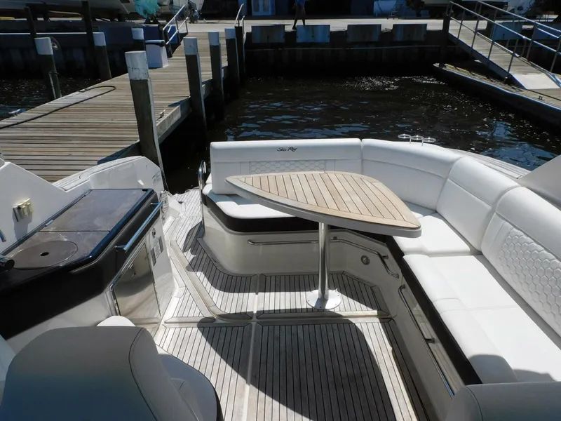 Slide: The Image of Sea Ray Sundancer 320 2018 - 27