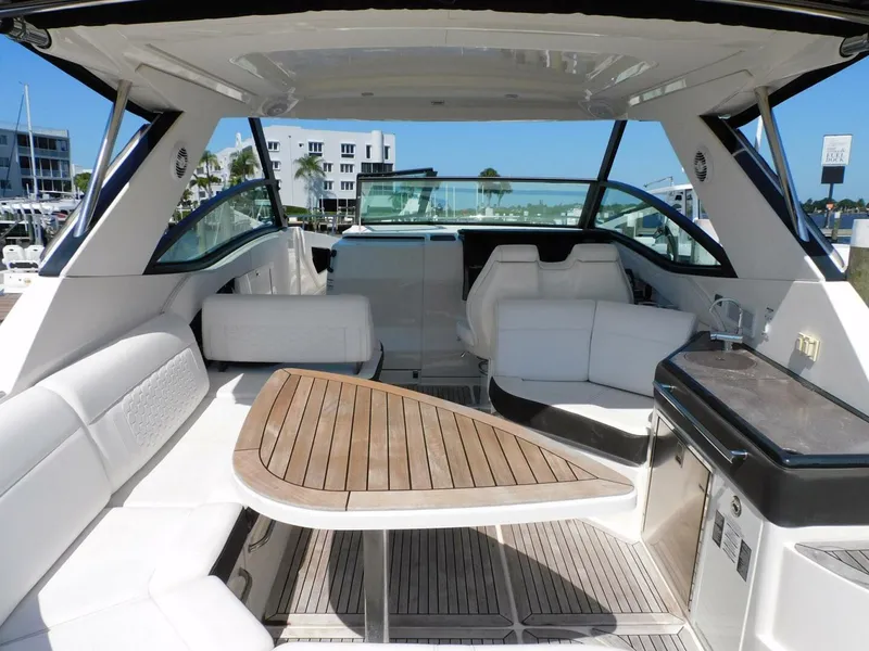Slide: The Image of Sea Ray Sundancer 320 2018 - 28