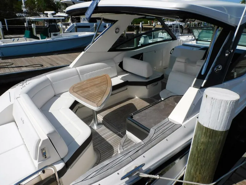 Slide: The Image of Sea Ray Sundancer 320 2018 - 29