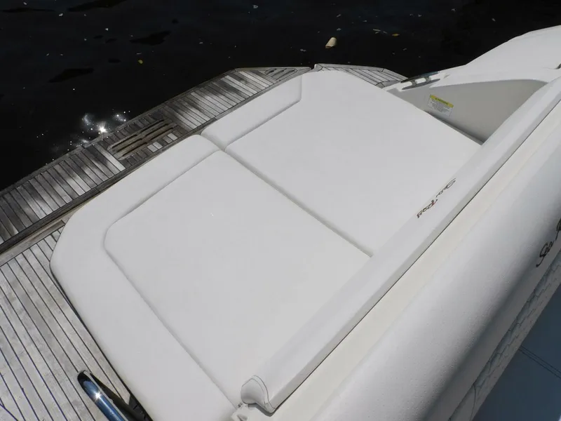 Slide: The Image of Sea Ray Sundancer 320 2018 - 30