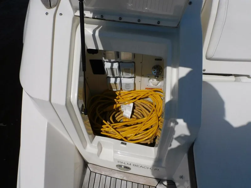 Slide: The Image of Sea Ray Sundancer 320 2018 - 31